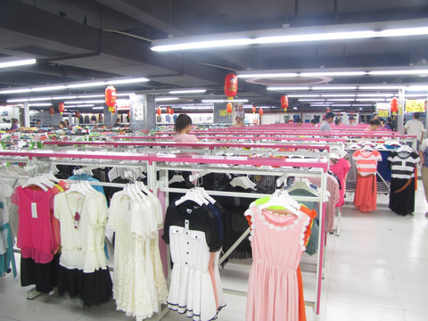 商场服装展示零售店