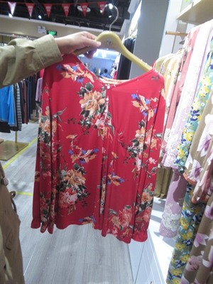服装商场实拍图库_全球服装零售批发市场实拍_服装展会实拍