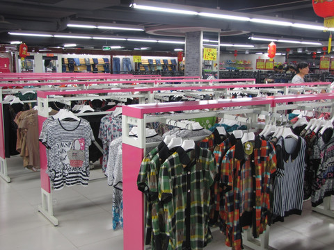 商场服装展示零售店