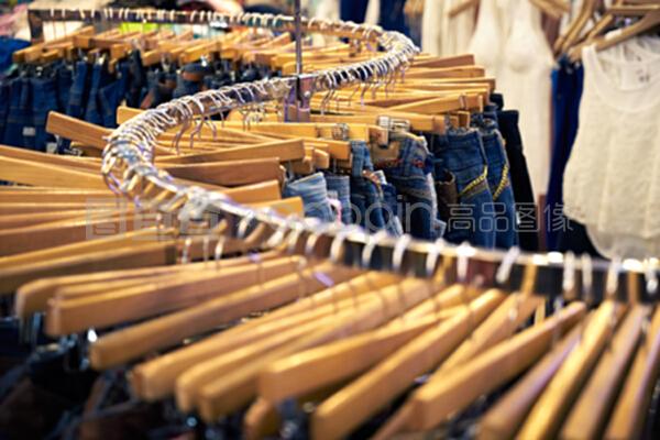 用jeans.看商店的服装和零售店
